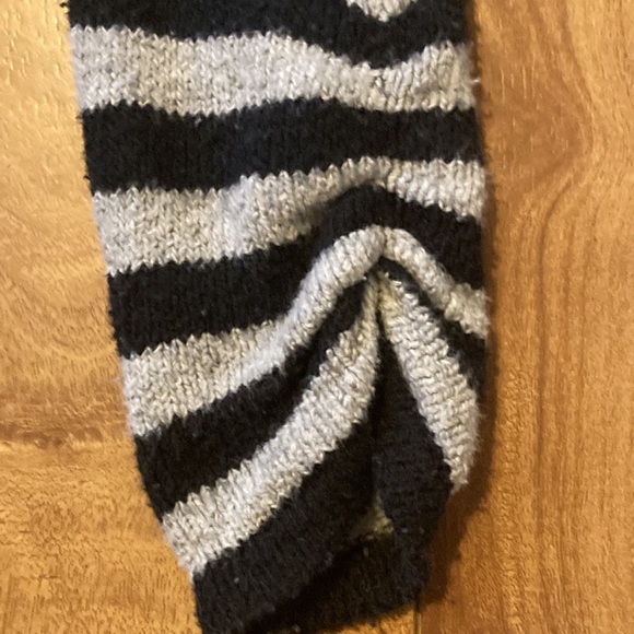 OP💫 Women’s Black/Gray Striped V-Neck Cozy Sweater - Picture 4 of 7